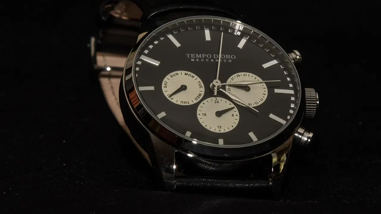 montre automatique sur fond noir ave jooli cadran